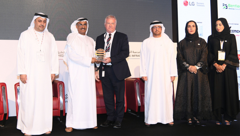 Serco Middle East’s CEO David Greer receiving the award from HE Dr. Abdullah Belhaif Al Nuaimi, Minister of Infrastructure Development, UAE. Serco Middle East’s CEO David Greer receiving the award from HE Dr. Abdullah Belhaif Al Nuaimi, Minister of Infrastructure Development, UAE.